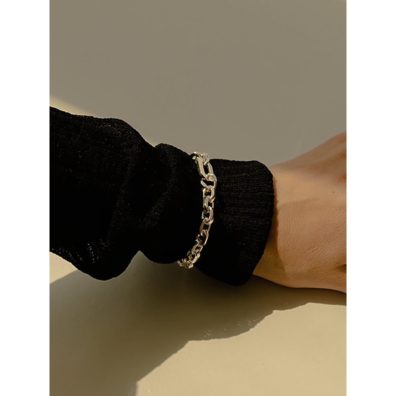 This chunky chain bracelet is a classic accessory that will never go out of style, beloved by jewelry enthusiasts everywhere. T