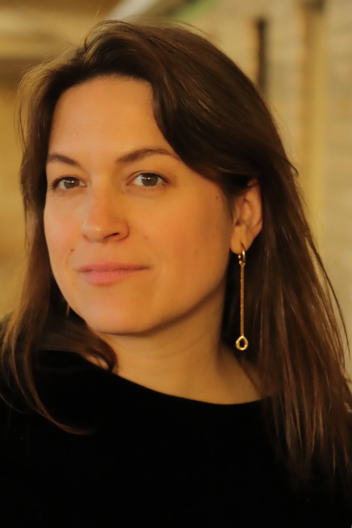 Splash earrings worn by Saskia featuring long drop earrings with an open oval design.