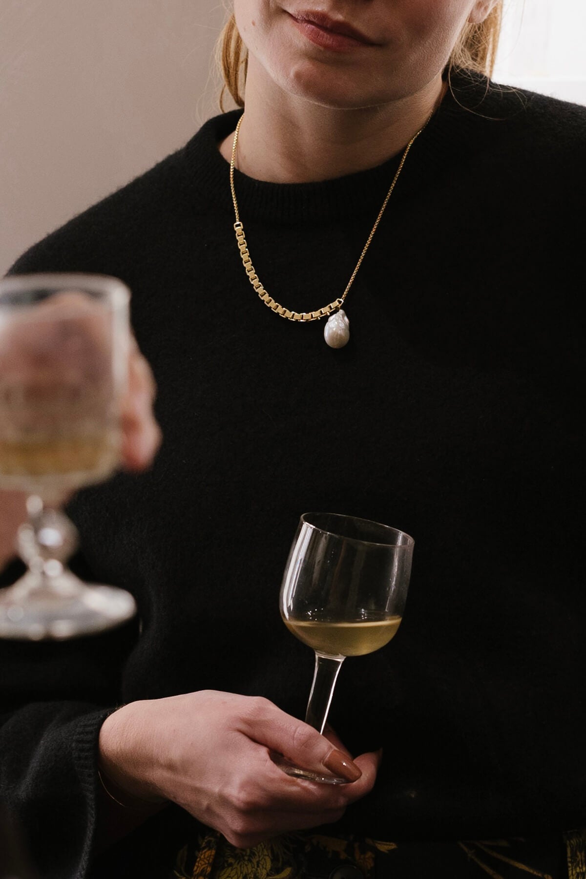 Scale necklace with baroque pearl featuring a gold-tone chain worn by Magaly at our Ghent store opening.