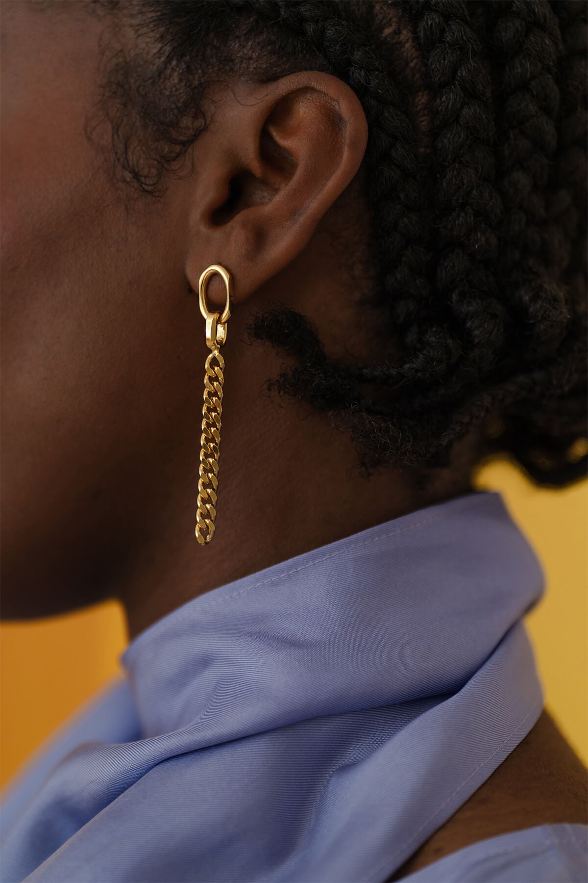 Modern asymmetric earrings with bold chain detailing and playful contrast – one long and sleek, the other shorter with citrine.
