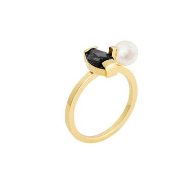goldplated serif ring with onyx and pearl
