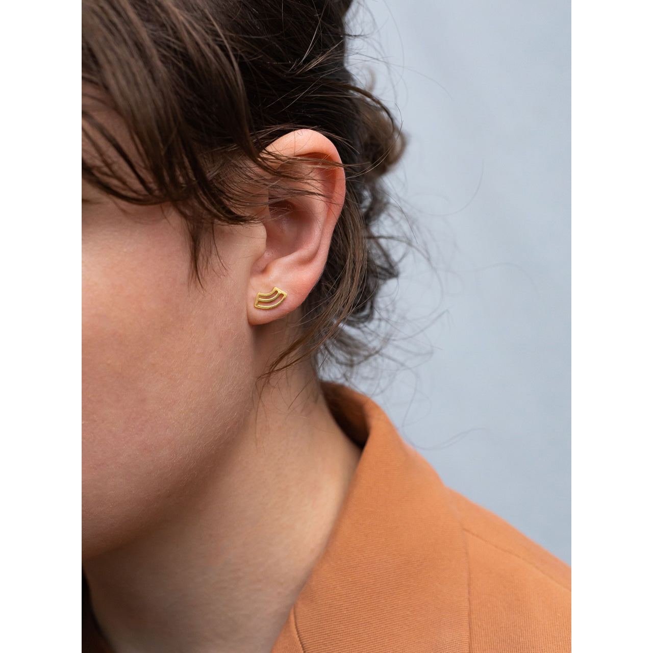 gold-plated stud earrings with arch pattern