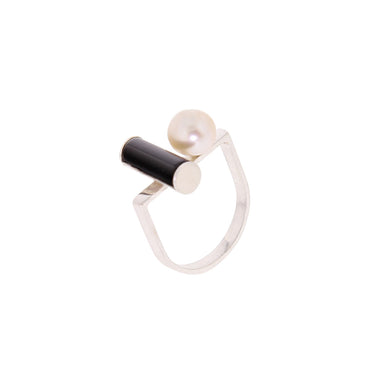 silver u-shape pearl onyx ring